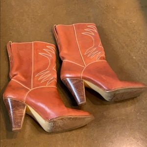 Super cute vintage high-heel cowboy boots.